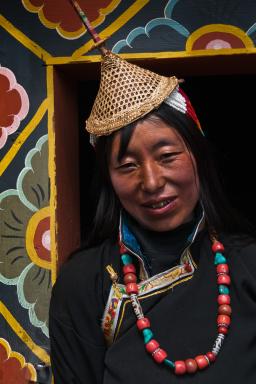 Femme du village de Laya à 3800 m pendant le Snowman trek au Bhoutan