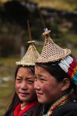 Enfants du village de Laya à 3800 m pendant le Snowman trek au Bhoutan