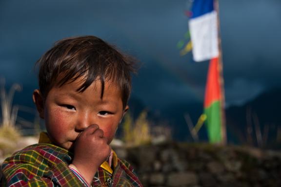 Enfant du village de Laya à 3800 m pendant le Snowman trek au Bhoutan