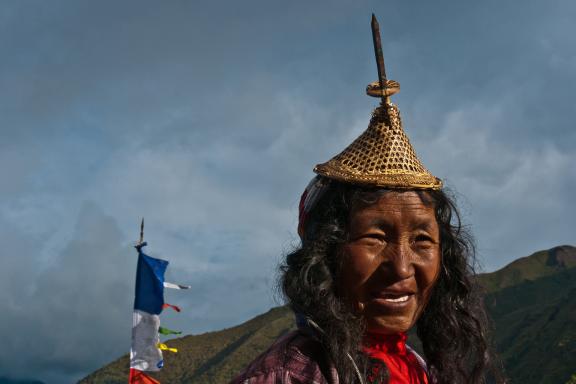 Femme du village de Laya à 3800 m pendant le Snowman trek au Bhoutan