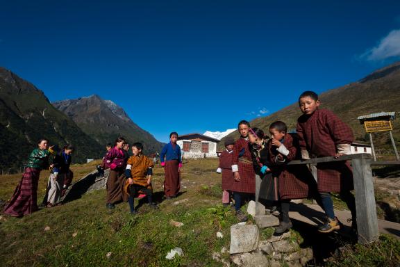 Enfants du village de Laya à 3800 m pendant le Snowman trek au Bhoutan