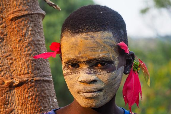 Rencontre avec une jeune fille Suri dans le Pats Surma