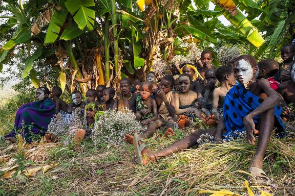 Trekking vers un groupe d'enfants sous le bananier en Pays Surma