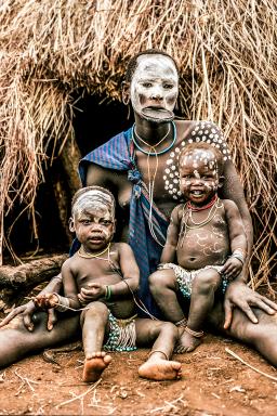 Visite à une mère Suri avec ses enfants en Pays surma
