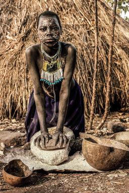 Découverte du broyage du grain à la meule dans le Pays Surma