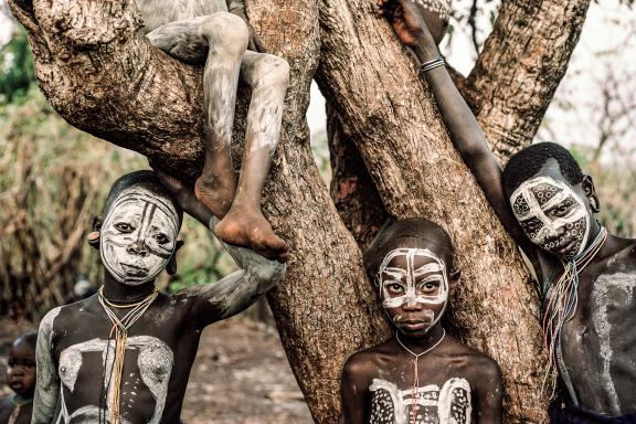 Découverte des enfants aux corps peints dans l'arbre en Pays Surma