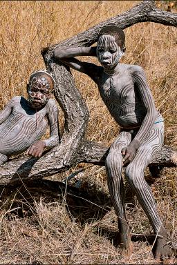 Rencontre avec de jeunes garçons se reposant dans la savane du Pays Surma