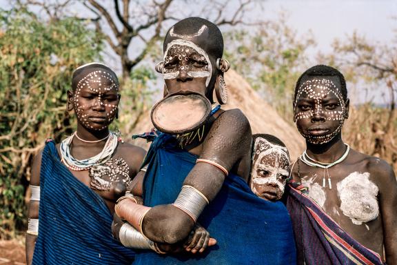 Échange avec des femmes Suri près de Turgit