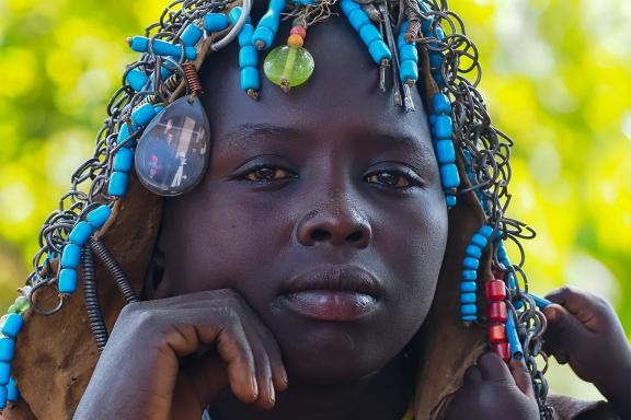 Découverte de l'étonnante parure d'une jeune fille dela région Surma