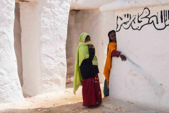 Rencontre avec des femmes en prière dans l'enceinte savrée de Sheikh Hussein