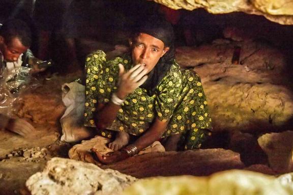 Rencontre avec une femme ramassant de l'argile sacrée dans une grotte de Sheikh Hussein