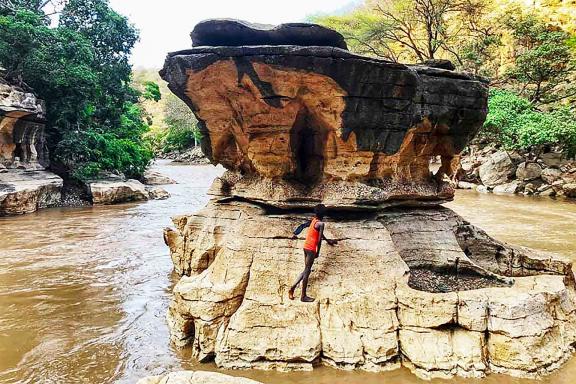 Randonnée près d'une formation rocheuse de a rivière de Weyib à Sof Omar