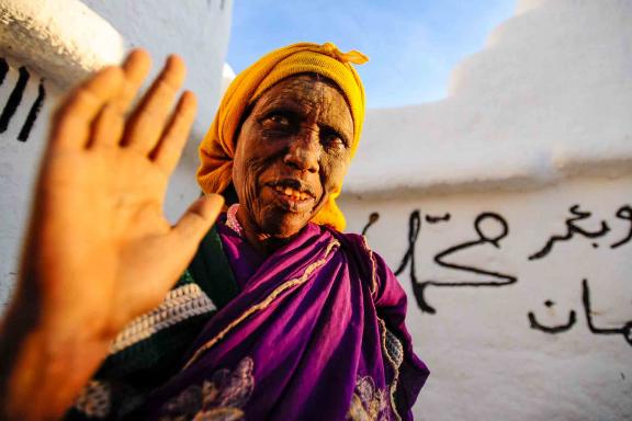 Rencontre avec une femme d'Abyssinie dans l'enceinte de Sheikh Hussein