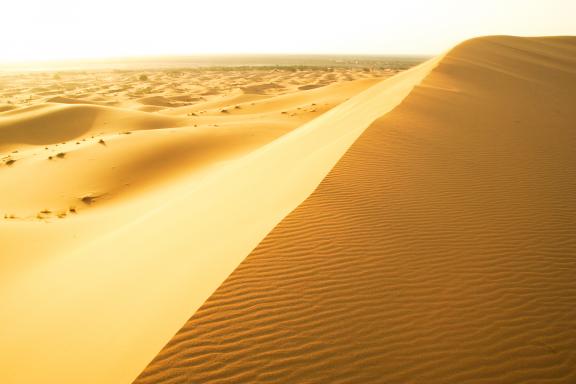 Trekking lors d'une montée d'une dune au Maroc