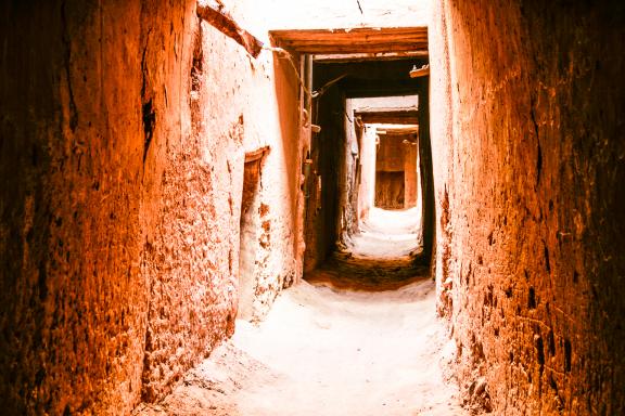 Randonnée dans un couloir d'un village à Zagora