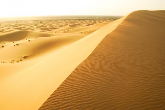 Trekking lors d'une montée d'une dune au Maroc