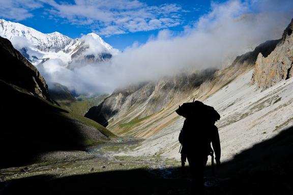 Camp de base du Kang la et vue sur le Kanjirowa à 6600 m au haut Dolpo au Népal