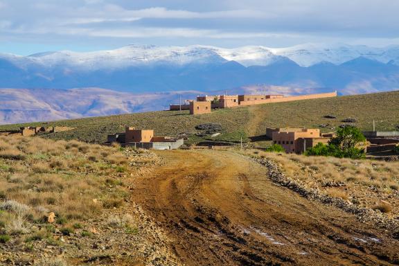 Randonnée dans un village et vue sur les sommets du haut Atlas