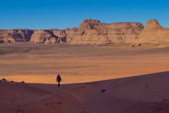 Voyage d'aventure sur un plateau de hautes falaises vers Essendilene