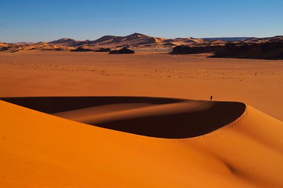 Trek dans le désert de dunes et de roches de la Tadrart en Algérie