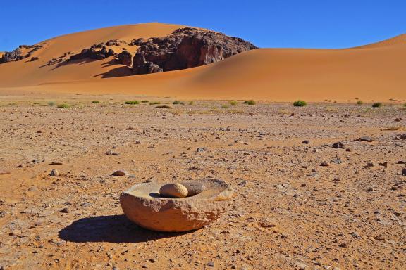 Randonnée autour d'un rocher en forme de couvert dans la Tadrart