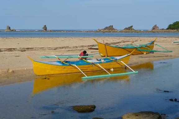 Trekking vers une pirogue à balancier sur la côte Pacifique au sud de l'île de Luzon