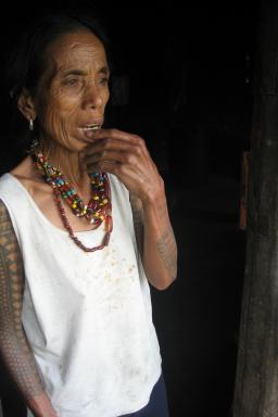 Rencontre avec une femme du peuple kalinga dans la Cordillera