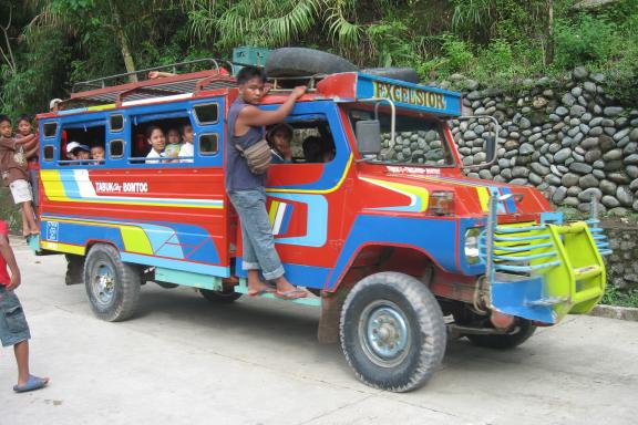 Rencontre d'un transport collectif dans la Cordillera au nord de l'île de Luzon