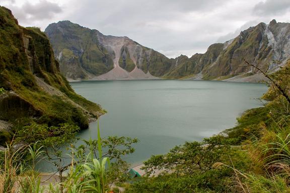 Trek vers le lac volcanique du Pinatubo au centre de l'île de Luzon