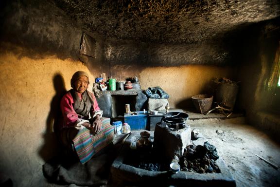 Grotte au village de Ghom dans la vallée de Choser au Mustang au Népal