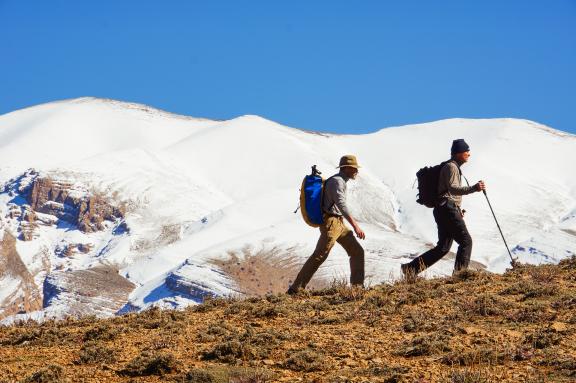 Trekking près d'un massif enneigé