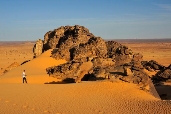 Trek près d'une formation rocheuse dans l'Adrar