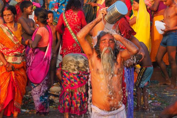 Rencontre de pèlerins se purifiant avec de l'eau du Gange à Varanasi