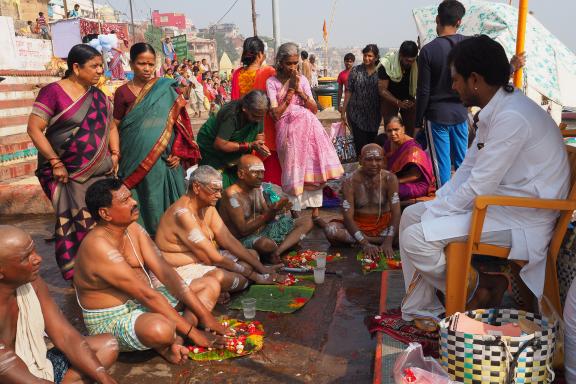 Randonnée vers une cérémonie avec un brahmane sur les ghâts de Varanasi