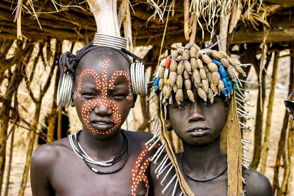 Rencontre de jeunes Mursi dans la Vallée de l'Omo