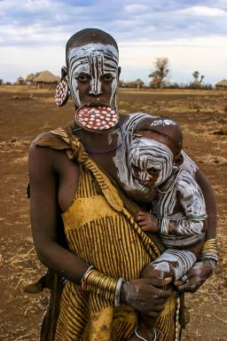 Randonnée vers une mère Mursi avec son enfant dans le Parc du Mago