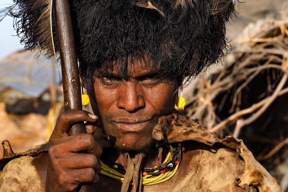 Rencontre avec un homme Dassanech coiffé pour la cérémonie du Dimi dans la Vallée de l'Omo