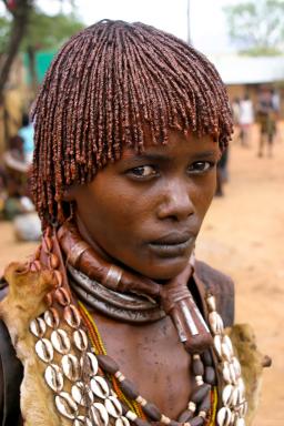 Découverte d'un femme Hamar sur le marché de Diméka