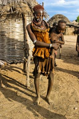 Échange avec une mère et son enfant en Pays Karo