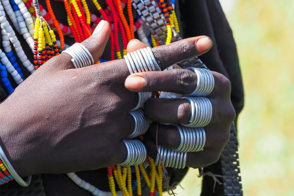 Découverte des mains parées du'une jeune Atbore dans le sud éthiopien
