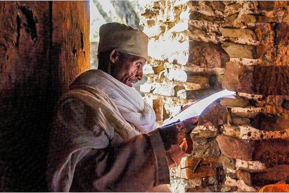 Rencontre avec un moine méditant les psaumes dans un monastère près de Lalibela
