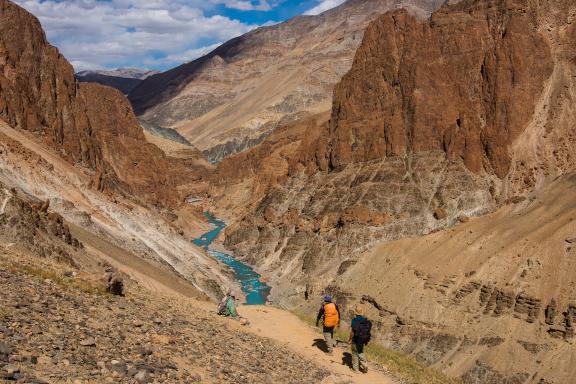 Trek le long de la rivière Tsarap au Zanskar en Inde