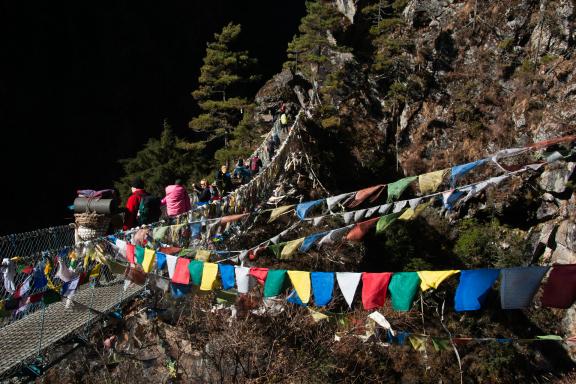 Pont suspendu entre Monjo et Namche bazaar dans la région de l’Everest au Népal