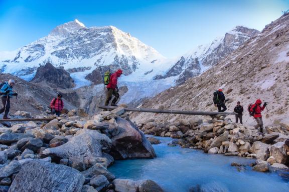 Le sommet du Makalu à 8463 m depuis le camp de base à 4820 m au Népal