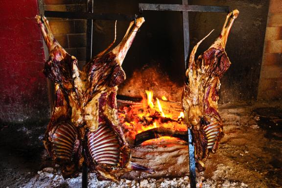 Agneau grillé à "la cruz" en Patagonie Argentine