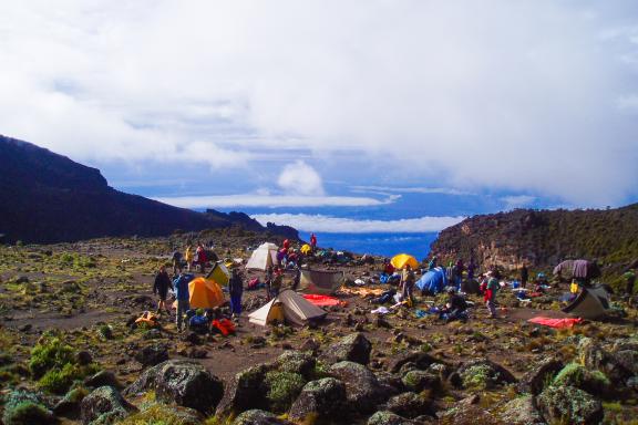 Ascension du Kilimandjaro et installation du bivouac