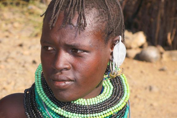 Trekking et jeune Turkana au Kenya