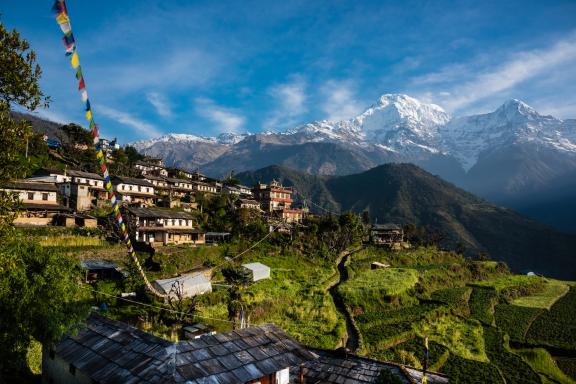 L’Annapurna sud, le Hiunchuli et le Machapuchare depuis le village de Ghandruk au Népal