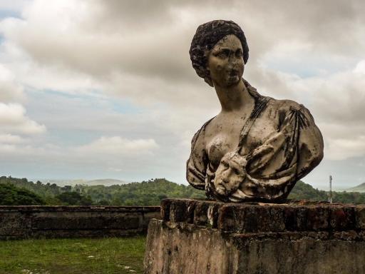 Marche vers la sculpture du palais Sans Souci dans le nord haïtien