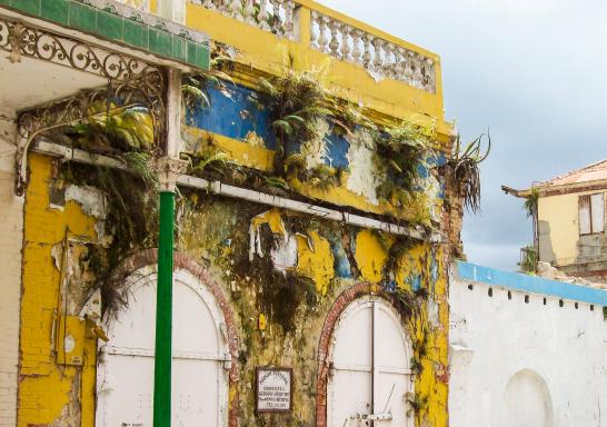 Balade vers la façade d'une maison à Jacmel